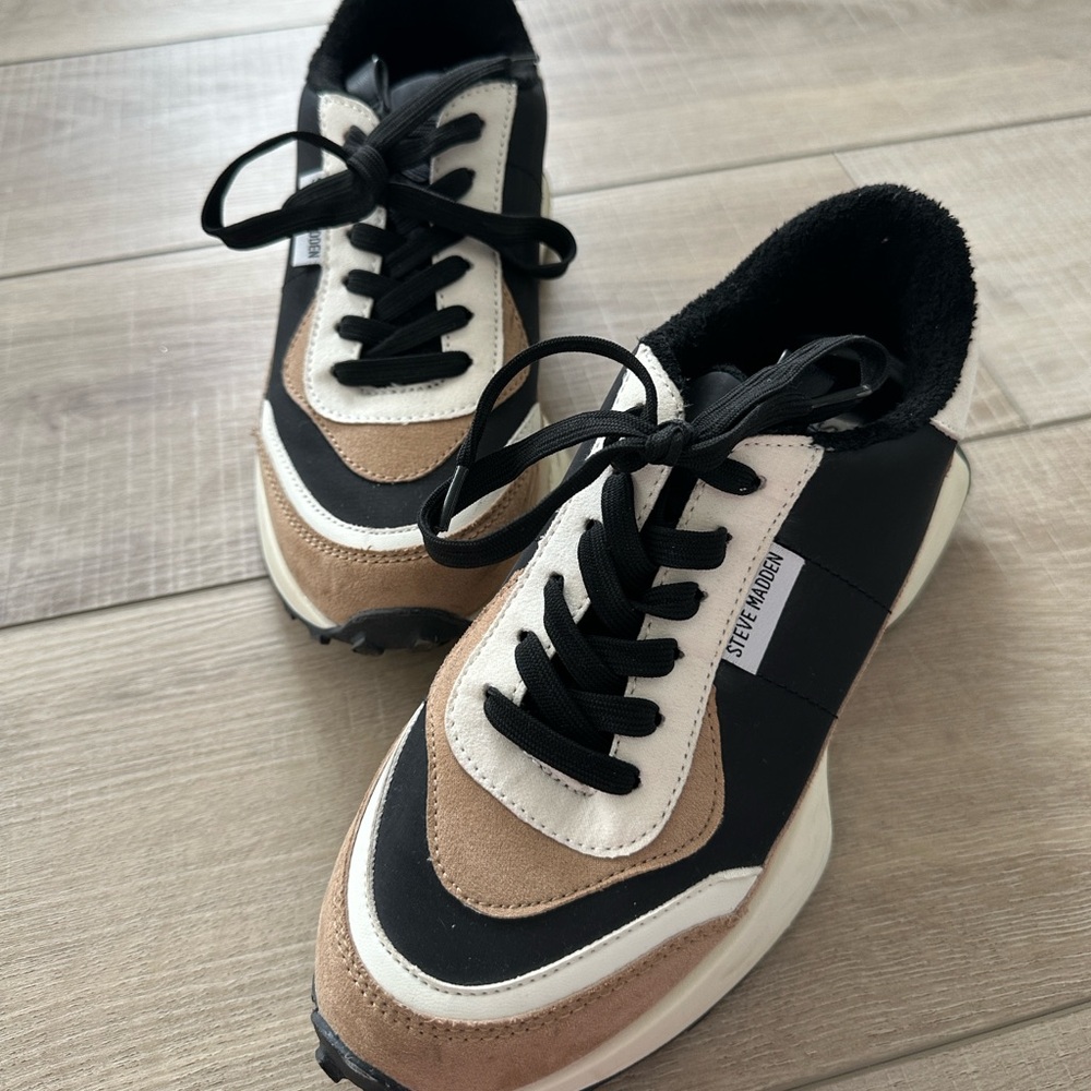 Steve Madden Women's Black, White, and Tan Diversion Sneakers